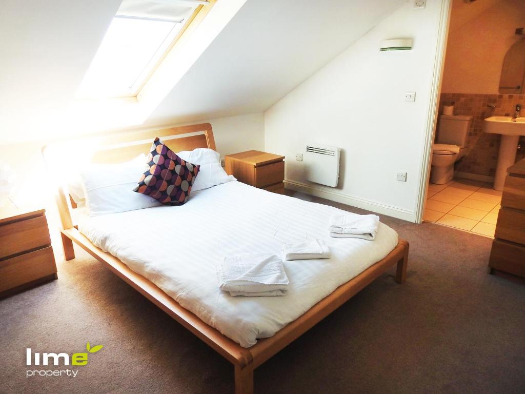 ein Schlafzimmer mit einem Bett mit Handtüchern darauf in der Unterkunft Princes Dock Chambers 8 in Hull