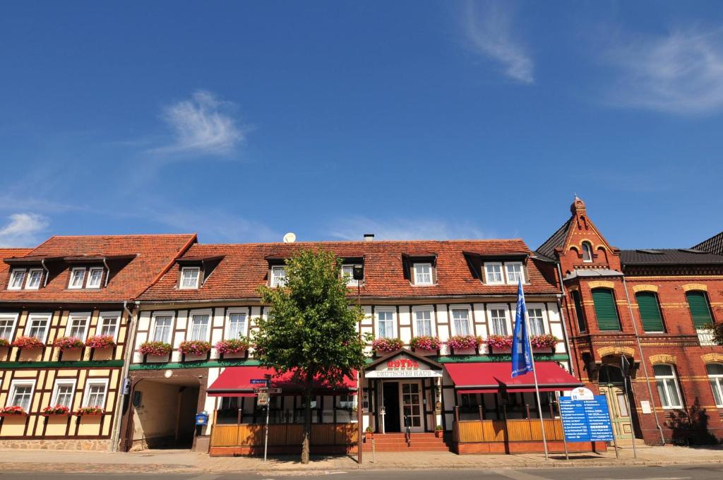 um grande edifício de tijolos com uma árvore em frente em Flair Hotel Deutsches Haus em Arendsee