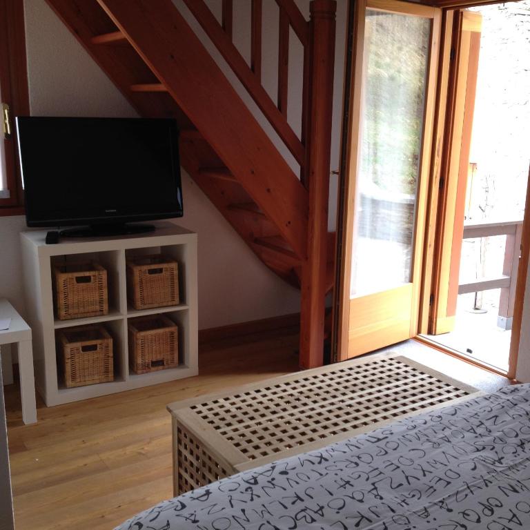 Televízia a/alebo spoločenská miestnosť v ubytovaní Agriturismo La Tensa