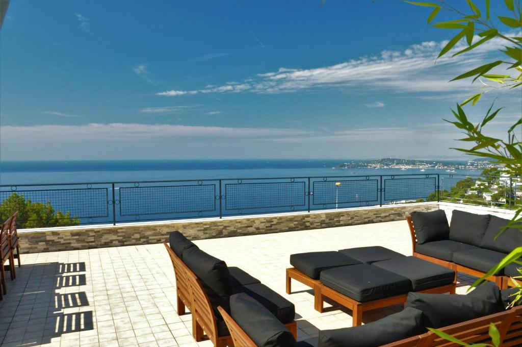 カップ・ダイユにあるVilla SKYLINE-Monaco Borderの海を望むパティオ(椅子、テーブル付)