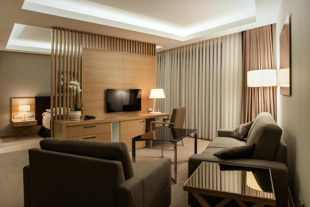 Televízia a/alebo spoločenská miestnosť v ubytovaní Tiffi Boutique Hotel