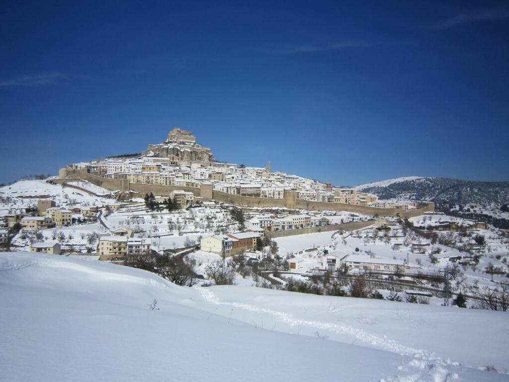 un complejo en la cima de una montaña cubierta de nieve en Casa Adelina, en Morella