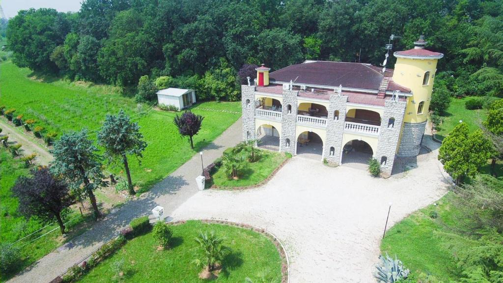 an aerial view of a large white house with a tower at Residenza Hermitage in bedizzol