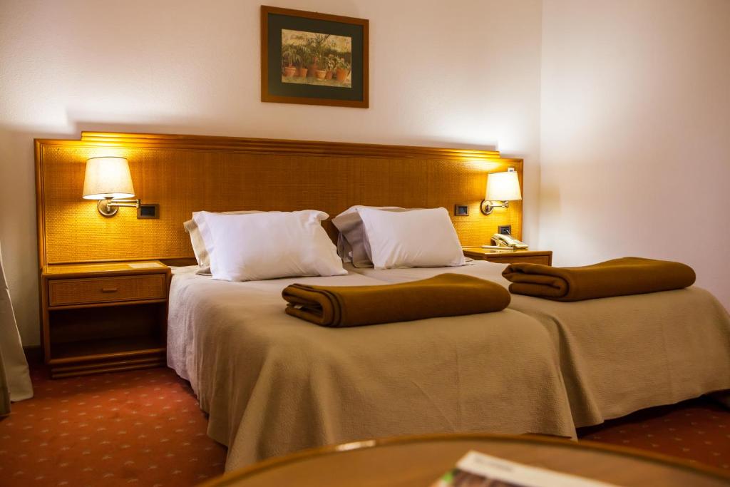 Uma cama ou camas num quarto em Hotel Lusitano