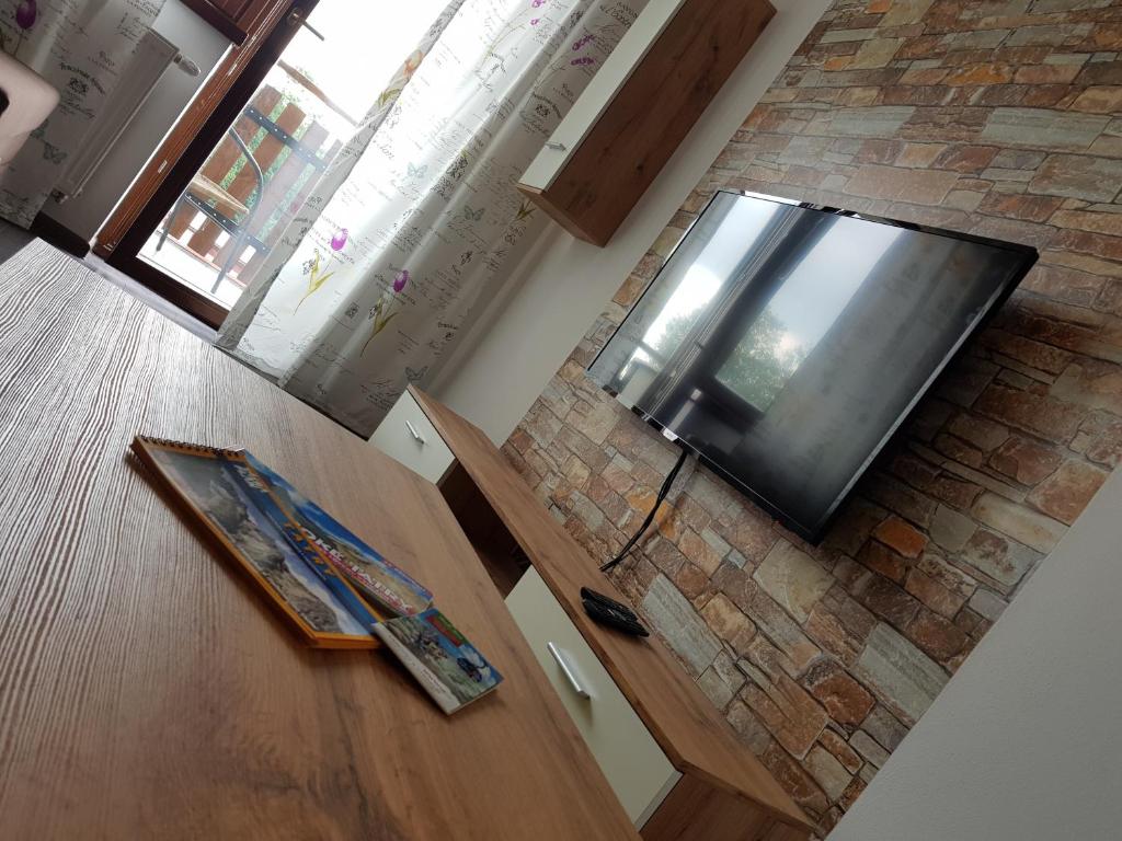Televízia a/alebo spoločenská miestnosť v ubytovaní Apartmán pod Štítom
