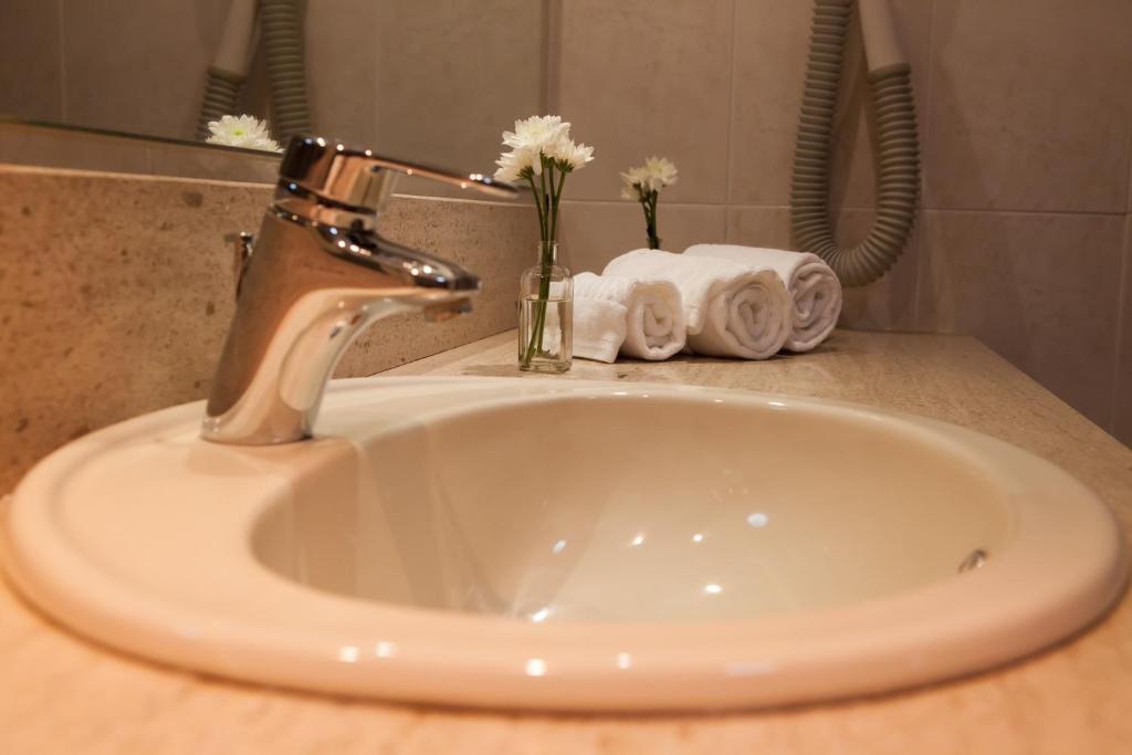 Uma casa de banho em Hotel Lusitano