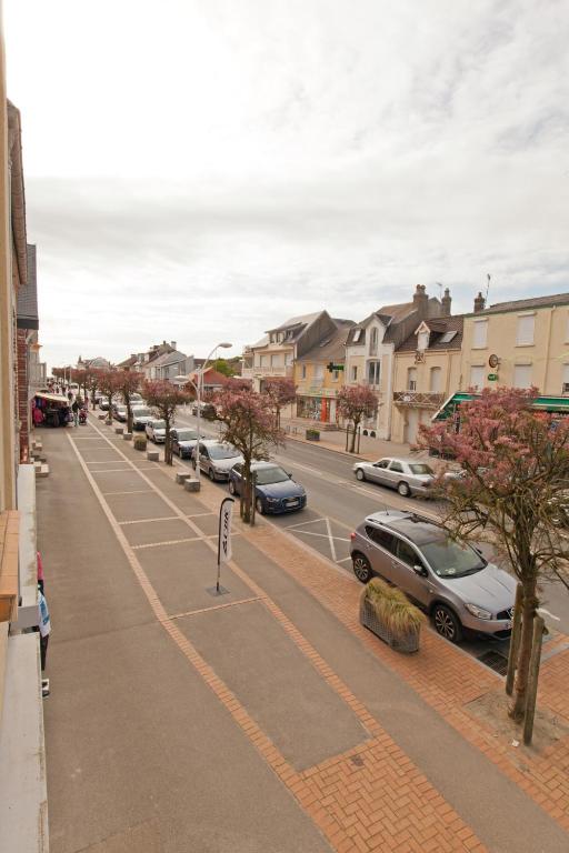 une rue de la ville avec des voitures garées dans un parking dans l'établissement APPARTEMENT 4 PERSONNES CLASSE 2 ETOILES LEBOUCQ Laurent, à Fort-Mahon-Plage