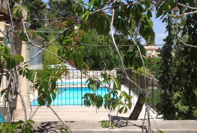 Appartement Rez de jardin de villa, avec terrasse, jardin et piscineの敷地内または近くにあるプール