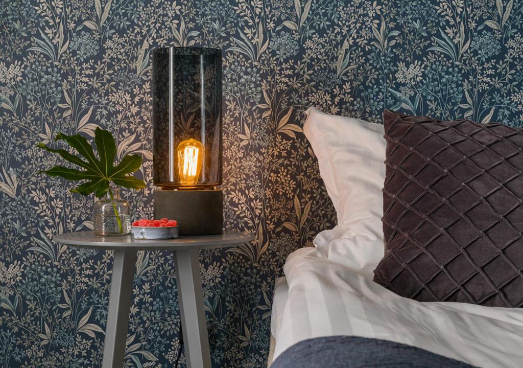 Postel nebo postele na pokoji v ubytování Smådalarö Gård Hotell & Spa