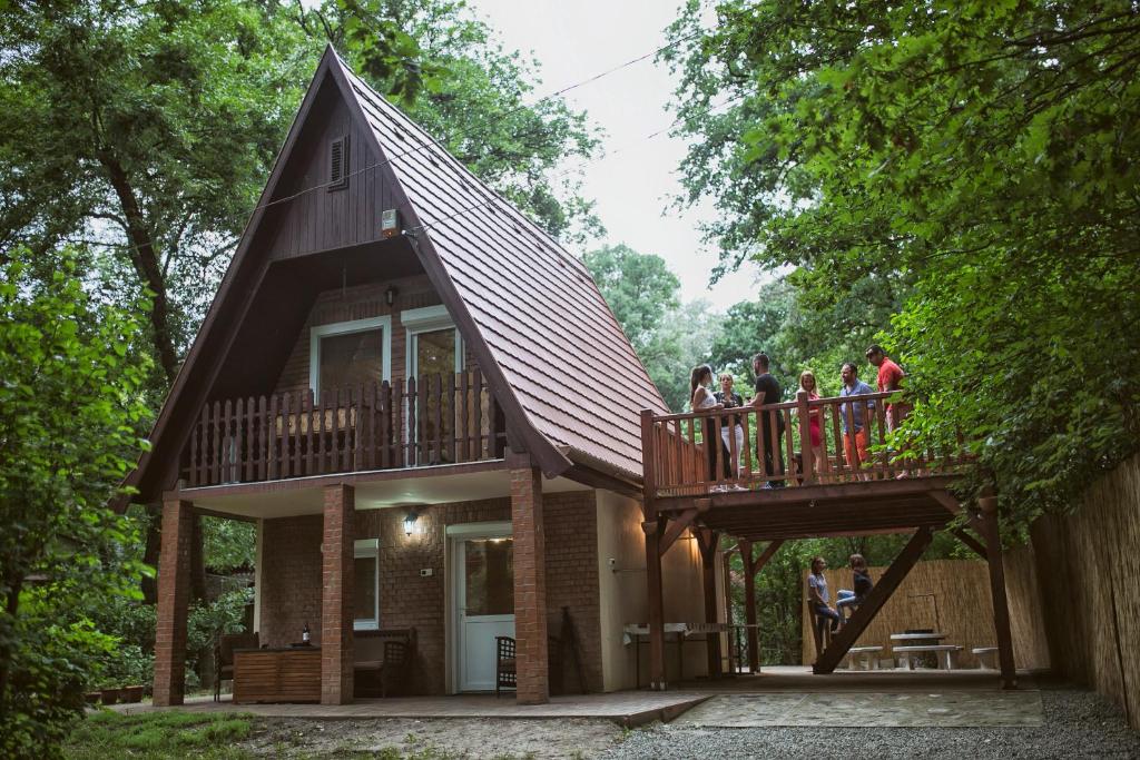 un grupo de personas de pie en la cubierta de una casa en Jázmin Weekend House en Makó