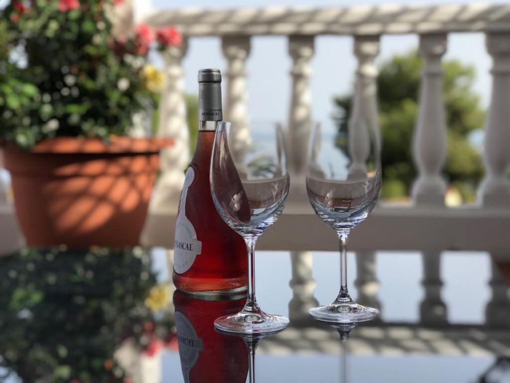 マラガにあるLuxury Sea Home&Terraceのグラス2杯の横に置かれたワイン1本
