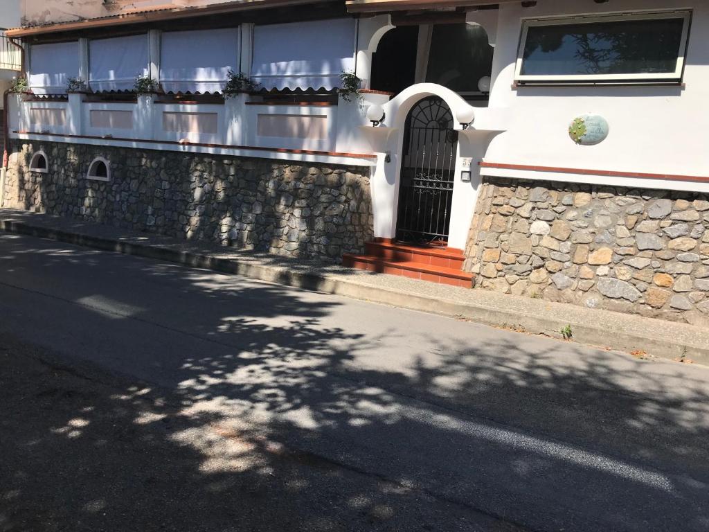 uma casa com um portão e uma parede de pedra em La Casa della Nonna em Scalea