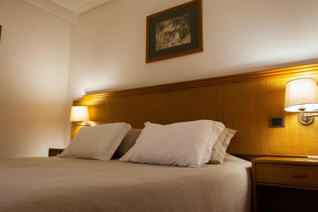 Uma cama ou camas num quarto em Hotel Lusitano