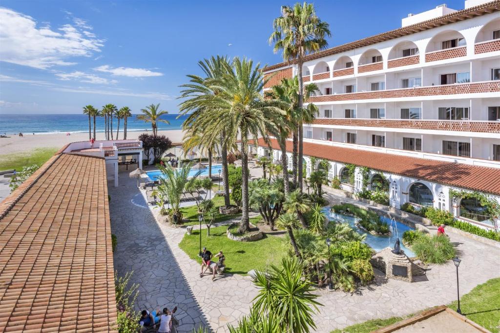 una vista aérea del hotel y de la playa en 4R Gran Europe, en Comarruga