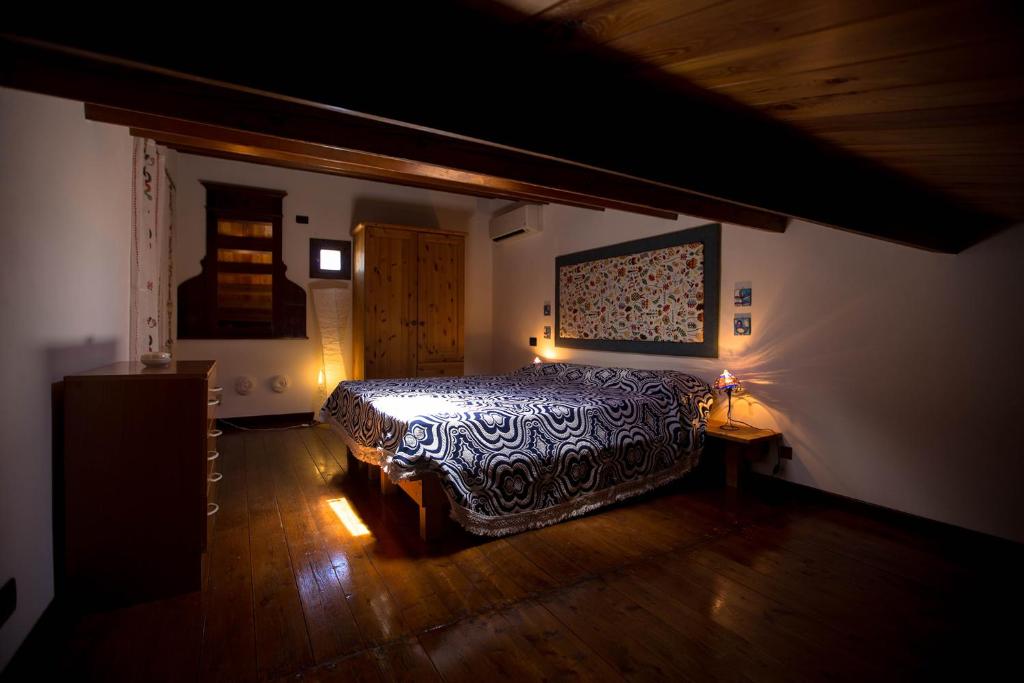 カステッランマーレ・デル・ゴルフォにあるAntiche scaleのベッドルーム1室(ベッド1台付)