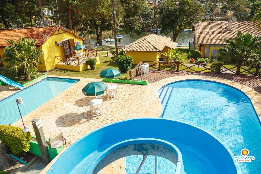 an overhead view of a swimming pool in a resort at Marina e Pousada Porto do Sol in Nazaré Paulista