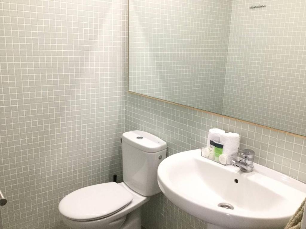 A bathroom at AMAZING DUPLEX on the beach