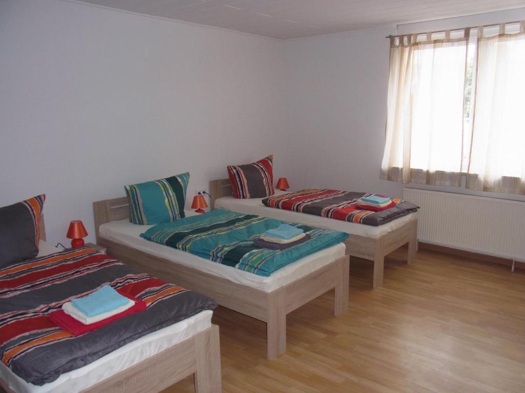 ザールブリュッケンにあるMonteur-Wohnung, City-Unterkunft "Ponderosa"のベッド2台と窓が備わる客室です。
