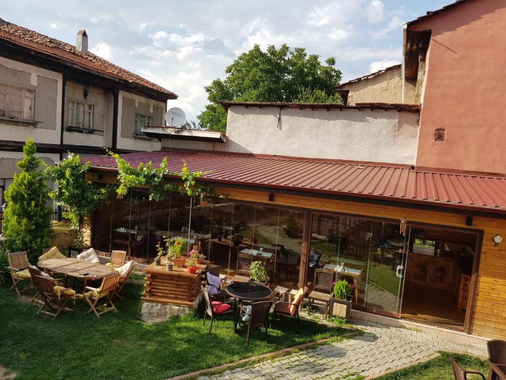 um pátio exterior com uma mesa e cadeiras em Kadıoğlu Konağı em Kastamonu