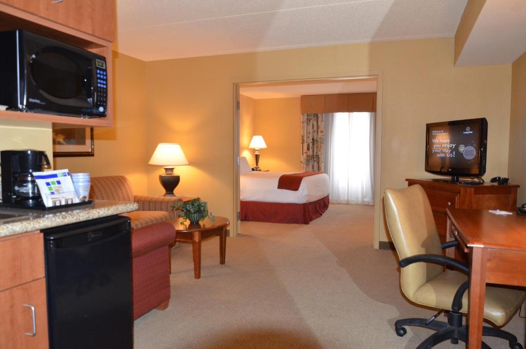 Holiday Inn Express & Suites Bloomington by IHG - Suite Met Kingsize Bed En Slaapbank