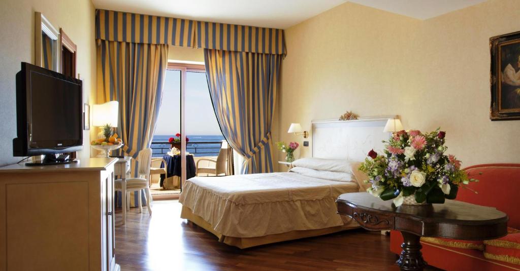 TV a/nebo společenská místnost v ubytování Punta Campanella Resort & Spa