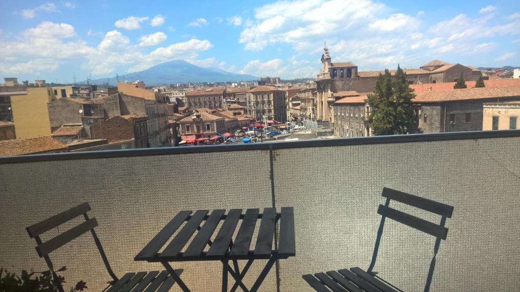 una panchina su un balcone con vista sulla città di Antico Mercato a Catania