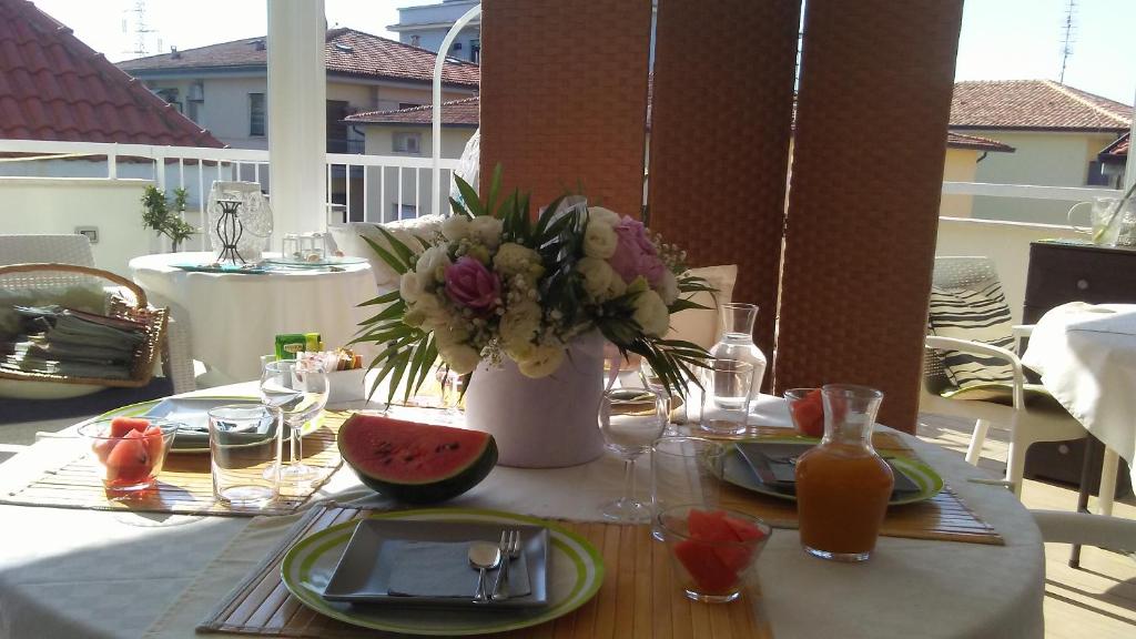 サン・ベネデット・デル・トロントにあるL'ATTICO Bed & Breakfastの花瓶とスイカの花瓶