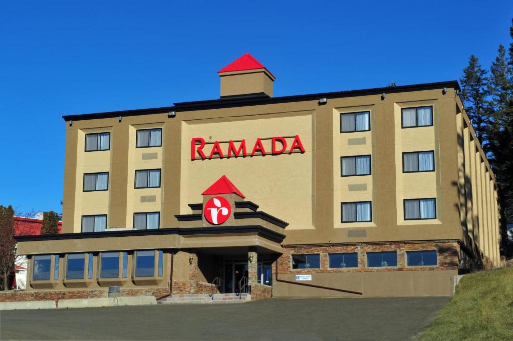 ein Hotel mit einem Karma-Schild auf der Vorderseite in der Unterkunft Ramada by Wyndham Williams Lake in Williams Lake