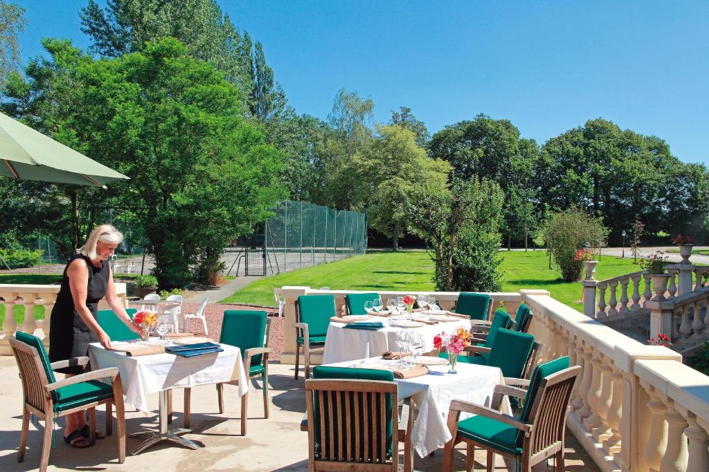 Zahrada ubytování Logis Hôtel & Restaurant - Le Château Des Tourelles 3 étoiles
