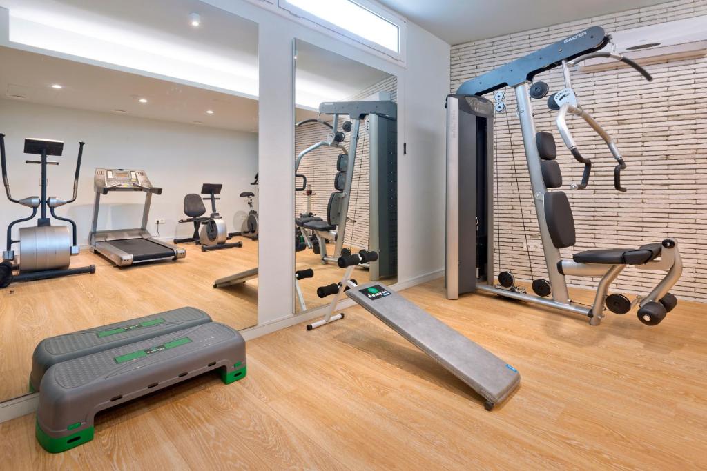 Fitness centrum a/nebo fitness zařízení v ubytování Mònica Hotel