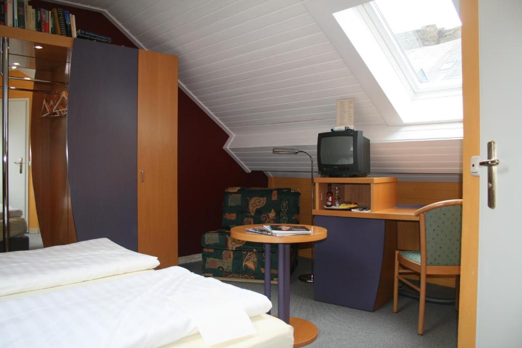 Postel nebo postele na pokoji v ubytování Logis Gourmet & Relax Hotel De La Sure