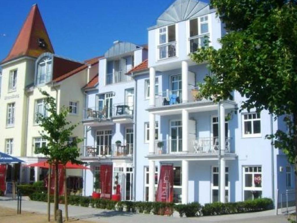 キュールングスボルンにあるPetite Fleur Ostseebad Kuehlungsborn-Ost!の通りに面した白い大きな建物