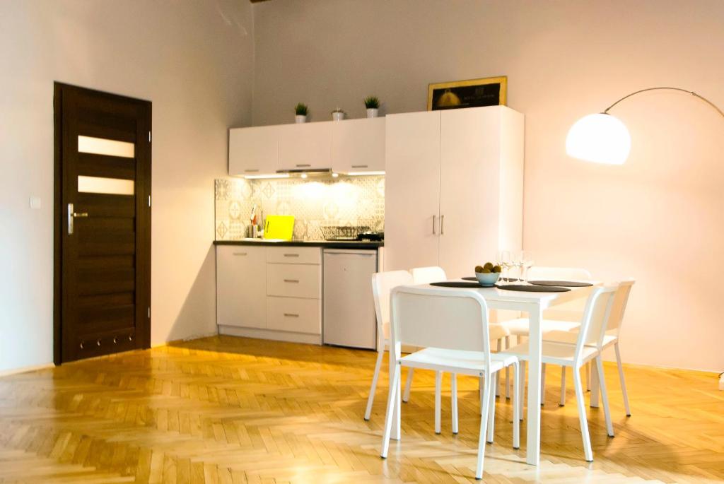 P&J Apartments Floriańska - Three-Bedroom Apartment