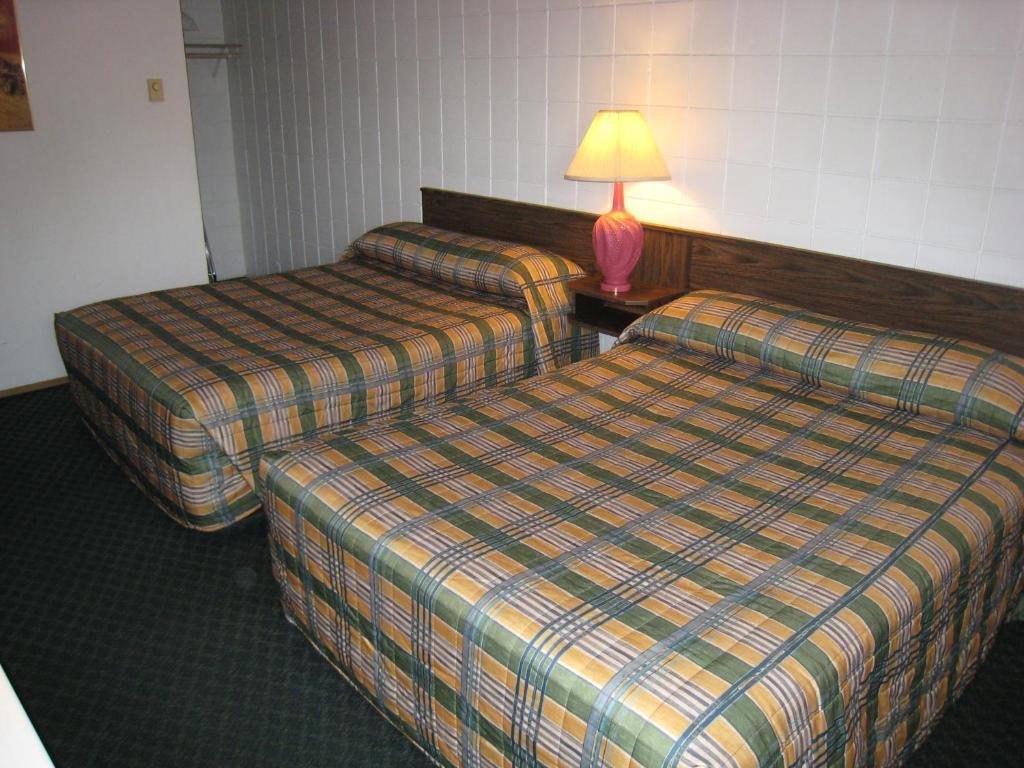 Postel nebo postele na pokoji v ubytování Best Continental Motel