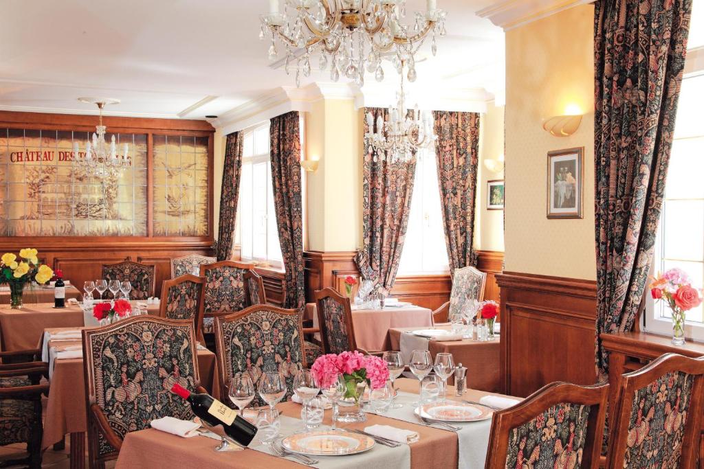 Posezení v ubytování Logis Hôtel & Restaurant - Le Château Des Tourelles 3 étoiles