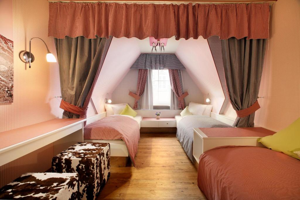a small room with two beds and a window at Hotel Sonne in Füssen