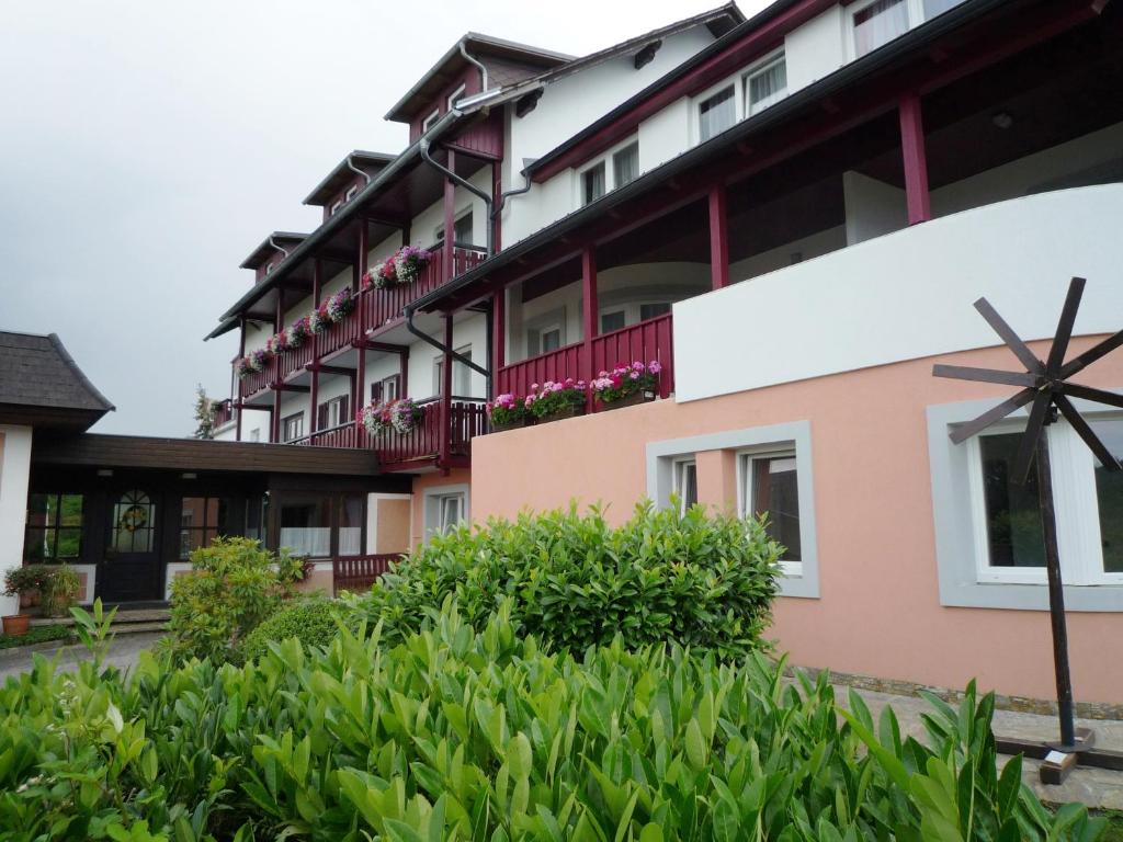 een appartementencomplex met balkons en planten bij Weststeirischer Hof in Bad Gams