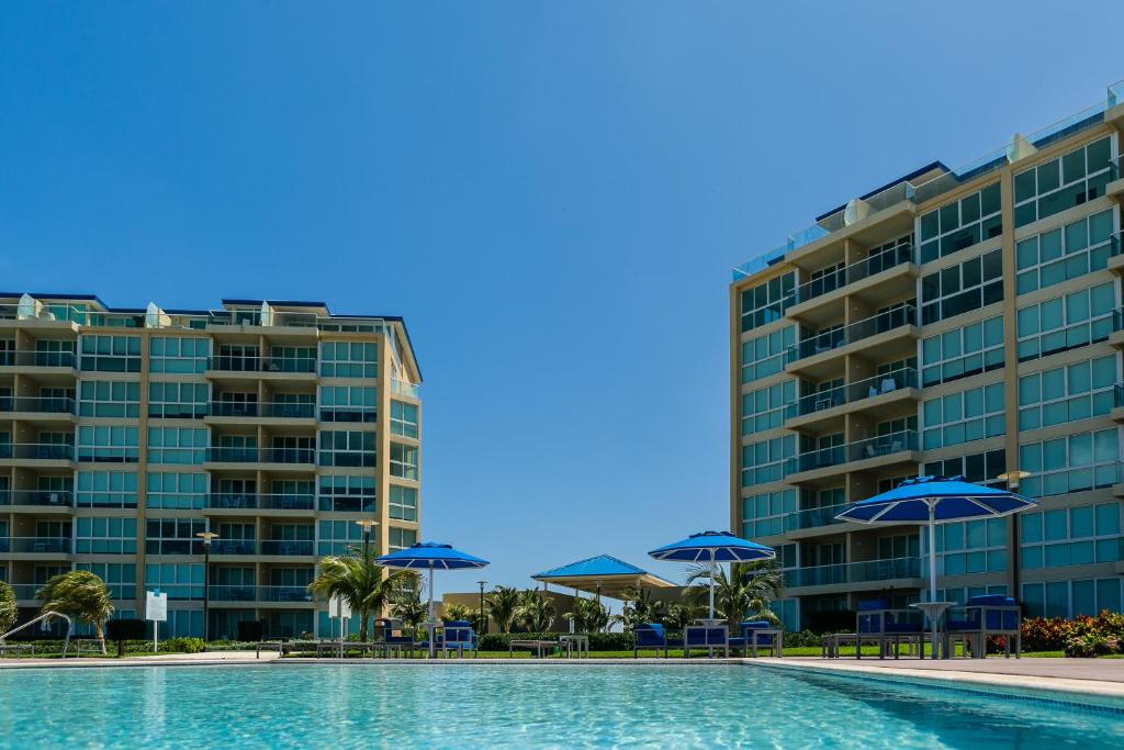 Bazén v ubytování Blue Residences nebo v jeho okolí
