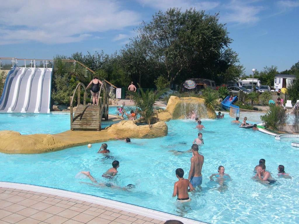 a group of people in a pool at a water park at Résidence Les Iles in Pénestin