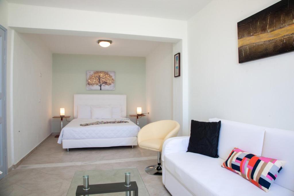 Una cama o camas en una habitación de Luna Rossa Santorini