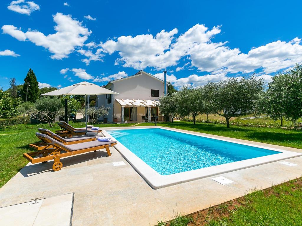 Bazén v ubytování Pool Premium Apartment nebo v jeho okolí