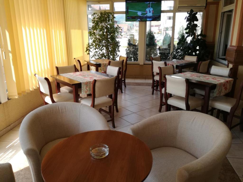 Restaurace v ubytování Tri šešira Ljubovija