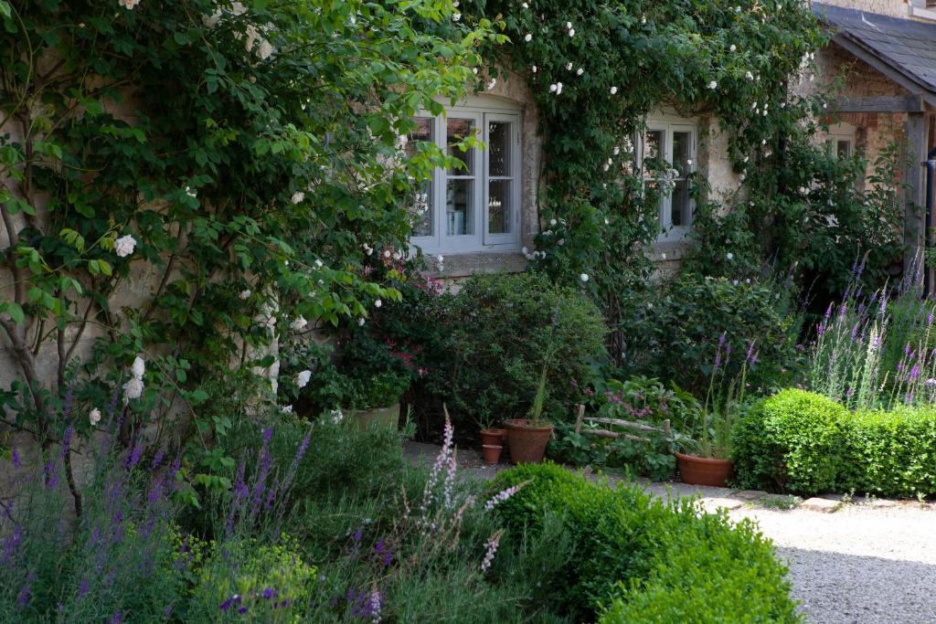 una casa con un jardín con plantas y flores en Gutchpool Farm en Gillingham