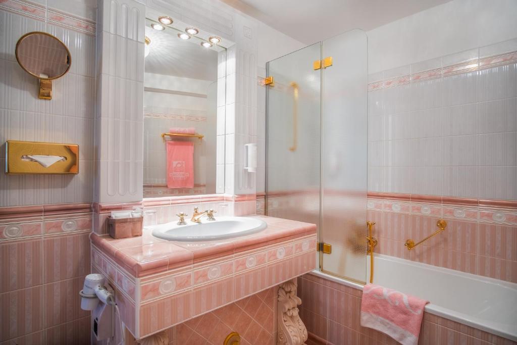 Koupelna v ubytování Schlosshotel Römischer Kaiser