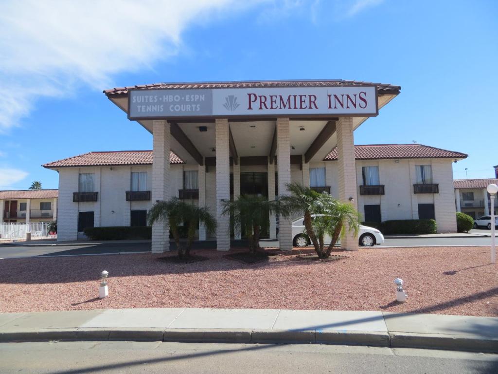ein Gebäude mit einem Schild, das Premier Inn liest in der Unterkunft Premier Inns Metro in Phoenix