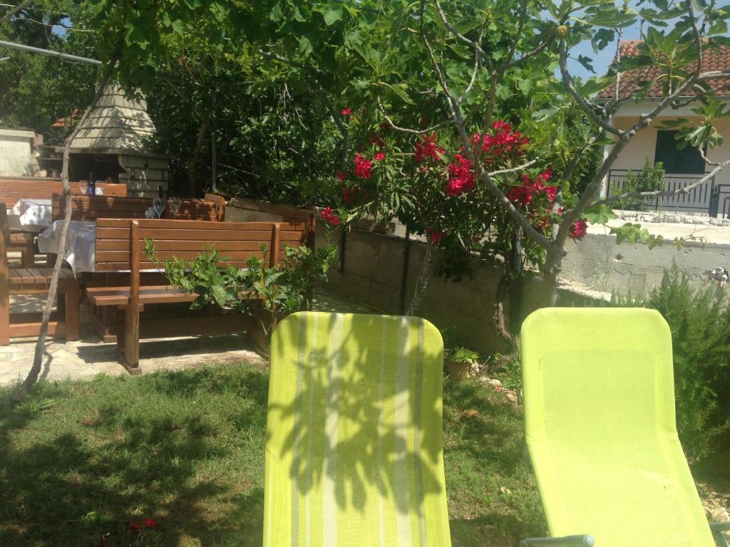 Vonkajšia záhrada v ubytovaní APARTMANI LIDIJA VINIŠČE