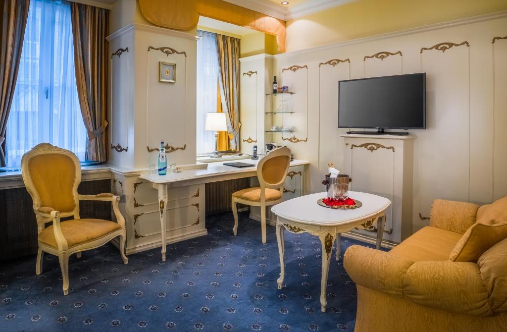 TV a/nebo společenská místnost v ubytování Schlosshotel Römischer Kaiser