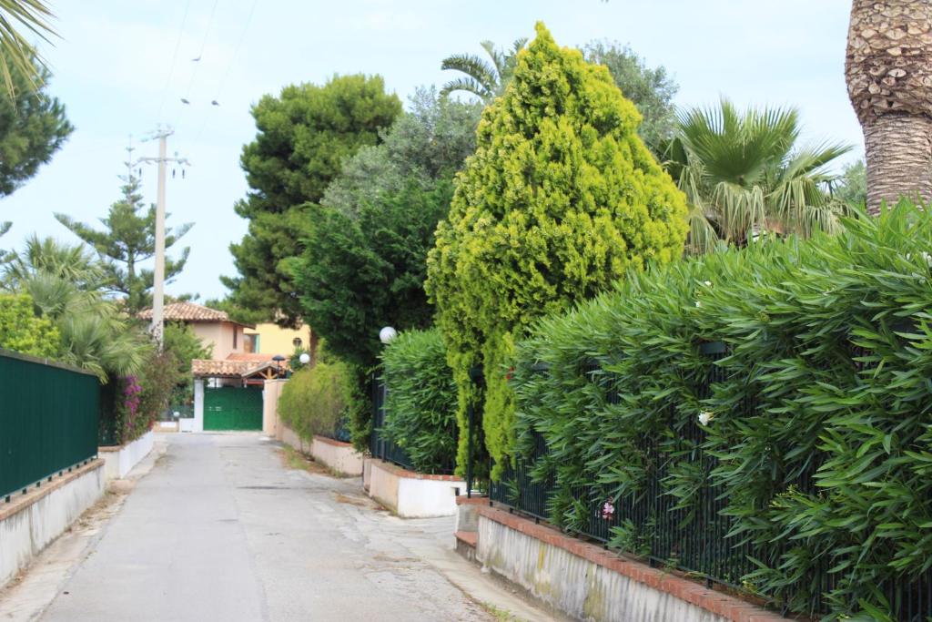A garden outside mare, sole e relax a 5 km da Cefalu'