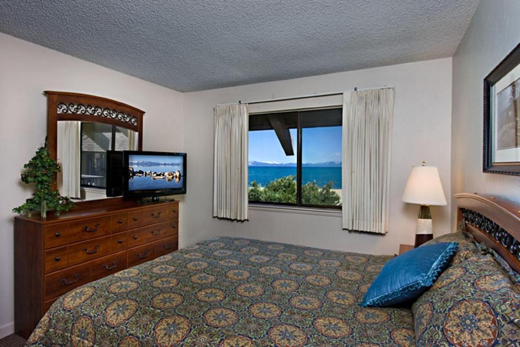 TV a/nebo společenská místnost v ubytování Tahoe Lakeshore Lodge & Spa