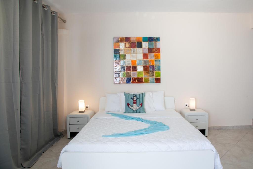 Una cama o camas en una habitación de Luna Rossa Santorini